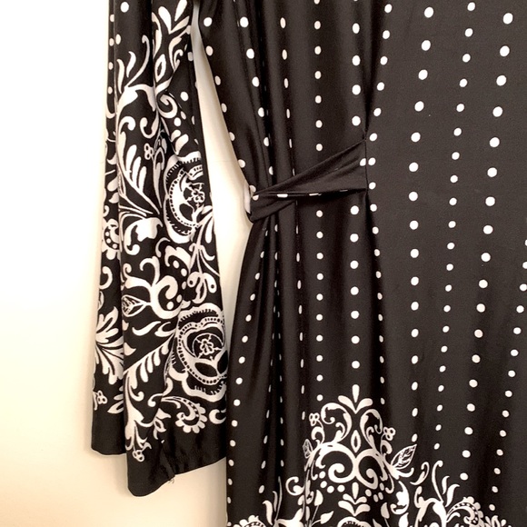 Black and White Robe - Picture 8 of 10